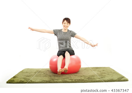 行使與平衡球的婦女 43367347