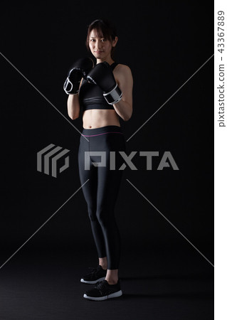 A woman who makes a boxer 43367889