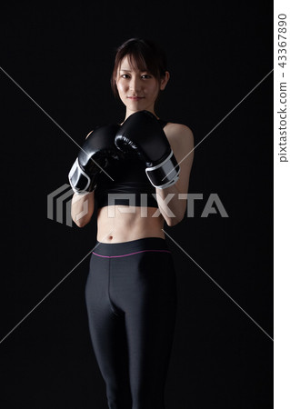 A woman who makes a boxer 43367890