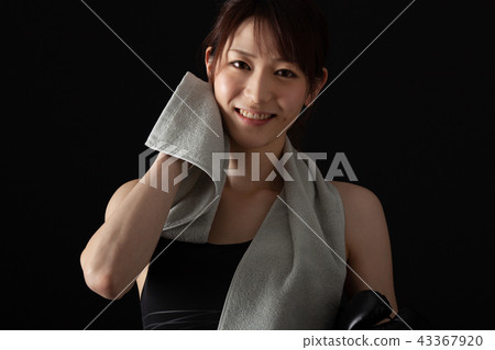 Female fighter doing boxer size 43367920