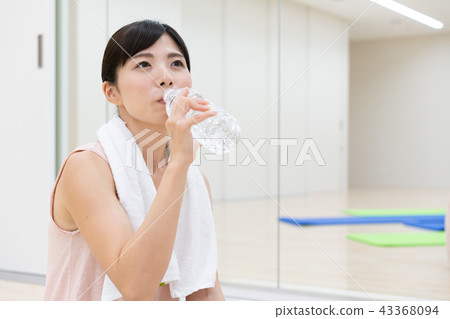 Hydration water break yoga lesson yoga classroom Hydration water break yoga lesson yoga classroom 43368094