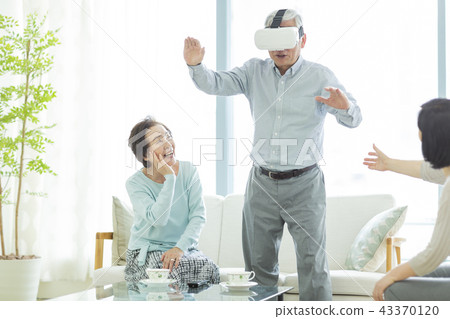 Senior couple VR 43370120