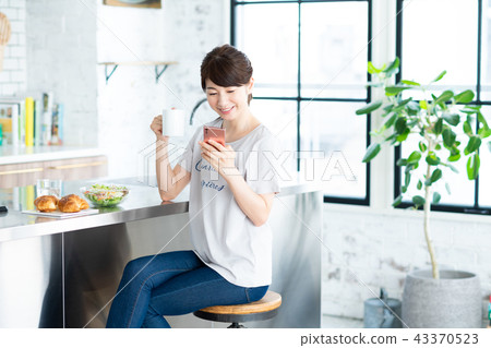 Young Woman (Breakfast-Smartphone) 43370523