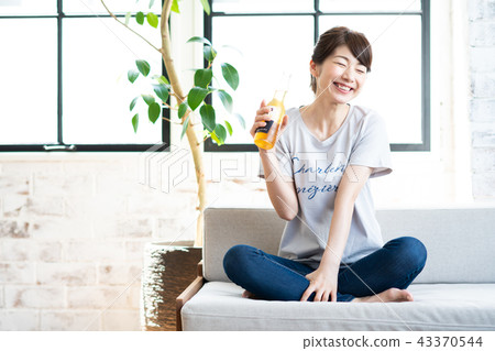 Young woman (beer) 43370544