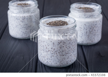 Chia seeds yogyrt pudding Chia seeds yogyrt pudding 43372108