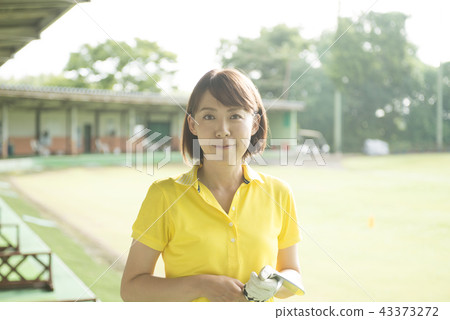 女子打高爾夫球 43373272