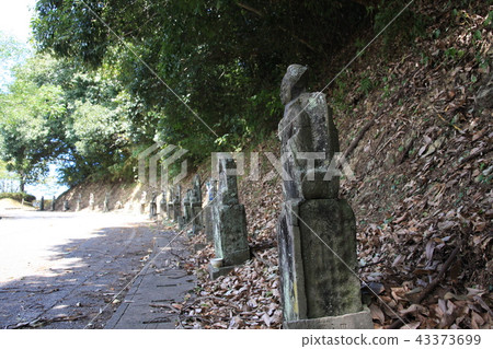 Jizo in the way to the castle 43373699
