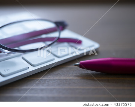 Business image · glasses · keyboard · female Business image · glasses · keyboard · female 43375575
