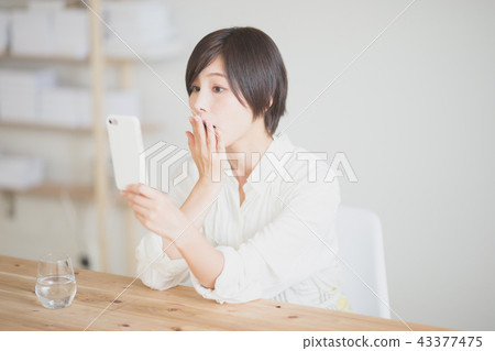 Smartphone, housewife Smartphone, housewife 43377475