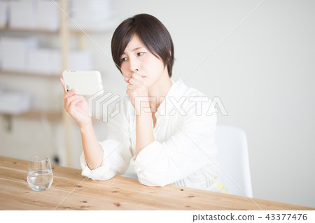 Smartphone, housewife 43377476