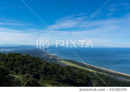 從山上可以看到城市和寺廟的海洋。 從山上可以看到城市和寺廟的海洋。 43380295