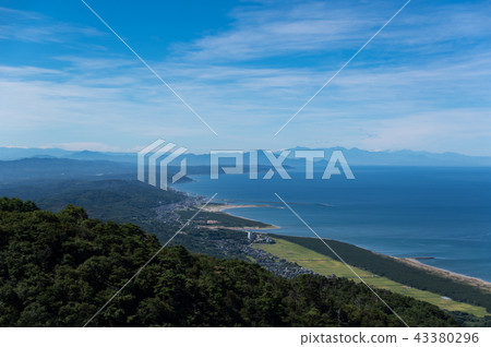 從山上可以看到城市和寺廟的海洋。 從山上可以看到城市和寺廟的海洋。 43380296