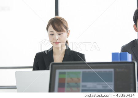 在辦公室工作的年輕女子 在辦公室工作的年輕女子 43380434