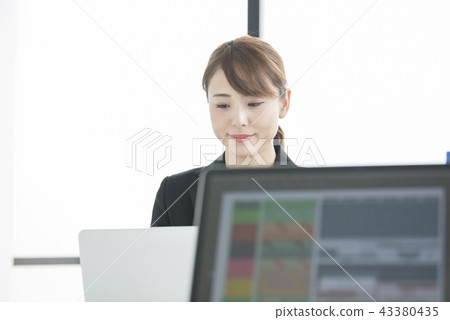 在辦公室工作的年輕女子 43380435