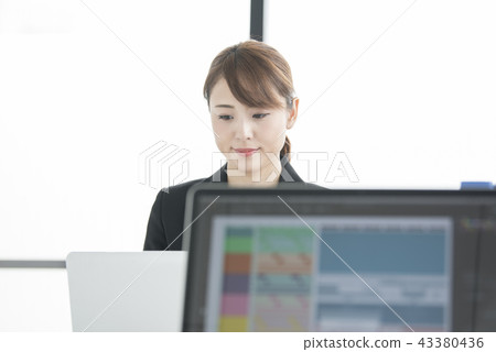 在辦公室工作的年輕女子 43380436