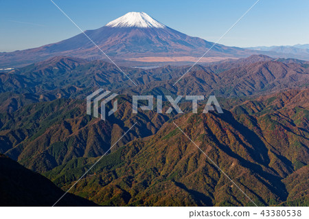 白雪覆蓋的富士山和從Tanzawa-Koto-Don-Maru山口看到的彩色山脈 43380538