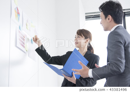 Male and female office workers meeting in a company 43381496