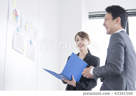 Male and female office workers meeting in a company Male and female office workers meeting in a company 43381500