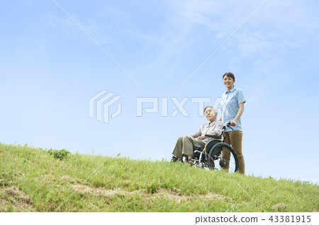 Caregiver 43381915