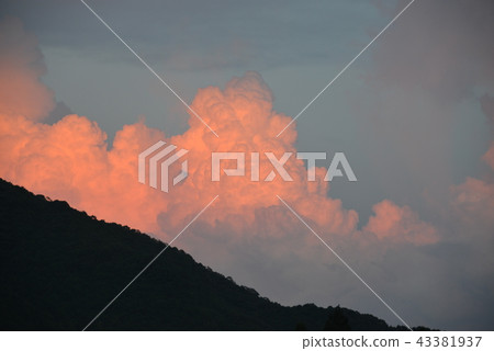 Sunset glow of the cloud cover 43381937