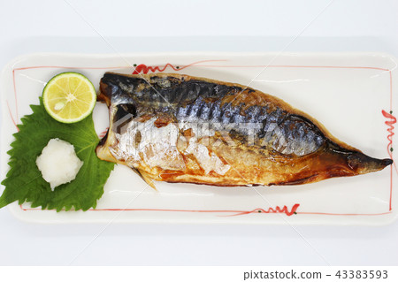 Grilled mackerel with salt 43383593