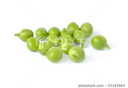 fresh peas isolated on white background 43383664