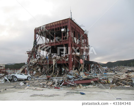 在2011年5月東日本大地震災難被海嘯破壞了的宮城縣Shizugawa Minamisanriku-cho的防災政府大樓的樣子 在2011年5月東日本大地震災難被海嘯破壞了的宮城縣Shizugawa Minamisanriku-cho的防災政府大樓的樣子 43384348