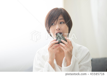 Rice balls, women, bathrobes 43385716