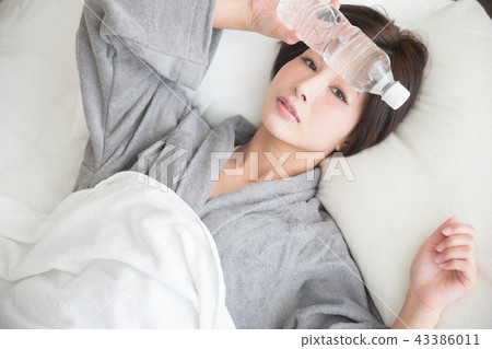 身體不好，床，女性 43386011