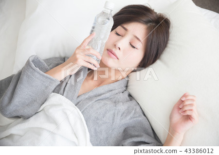身體不好,床,女性 身體不好,床,女性 43386012