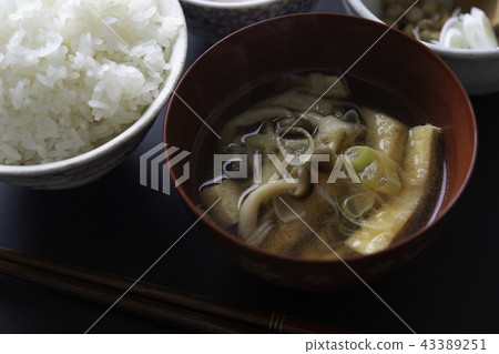 Japanese style soup with shimeji and fried 43389251