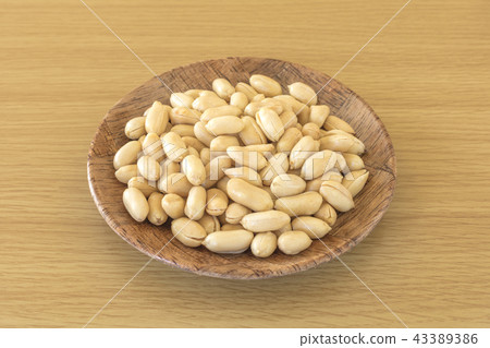 Lots of peanuts 43389386