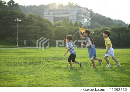 吹紙飛機的三個孩子 43392280