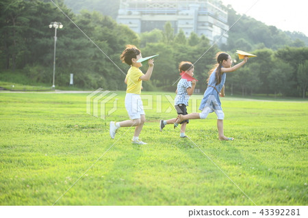 吹紙飛機的三個孩子 吹紙飛機的三個孩子 43392281