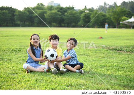 孩子們踢足球 孩子們踢足球 43393880