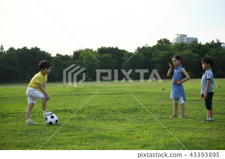 孩子們踢足球 孩子們踢足球 43393895