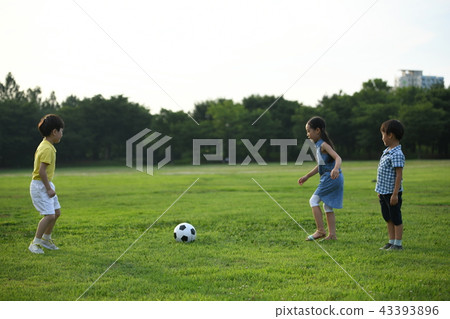 孩子們踢足球 43393896
