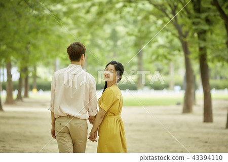 Couples, lovers, students, college students, dating, love, everyday 43394110