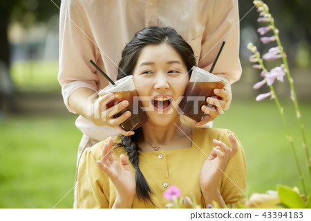 Couple, lover, student, college student, date, summer, coffee, drink 43394183