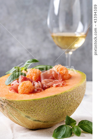 Melon and ham salad 43394389