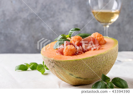 Melon and ham salad 43394390