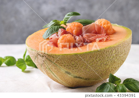 Melon and ham salad 43394391
