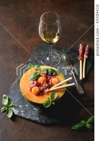 Melon and ham salad 43394419