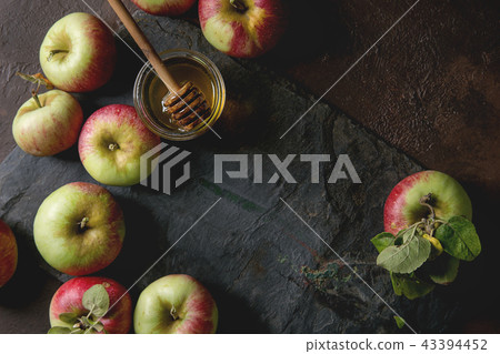 Ripe gardening apples Ripe gardening apples 43394452