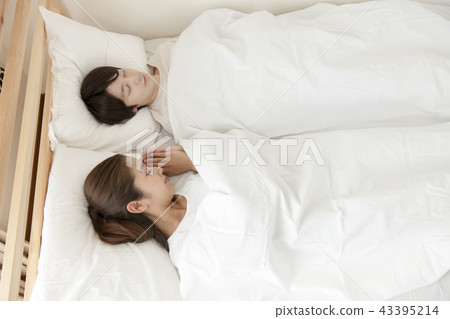 Young couple to sleep well Young couple to sleep well 43395214