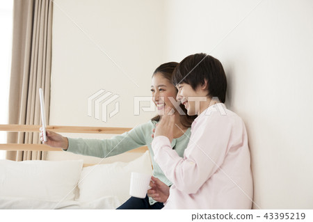 Couple enjoying SNS 43395219