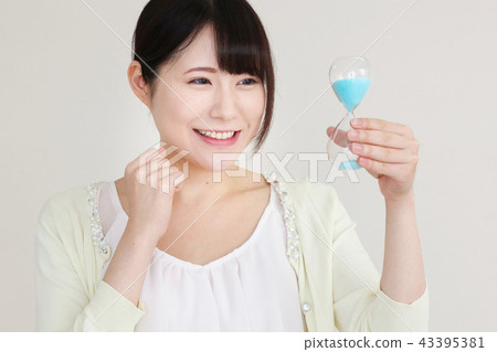 A woman with an hourglass 43395381