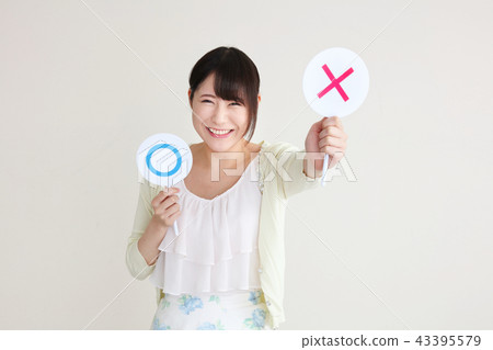 Women with ◯ × plate Women with ◯ × plate 43395579