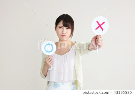 Women with ◯ × plate Women with ◯ × plate 43395580