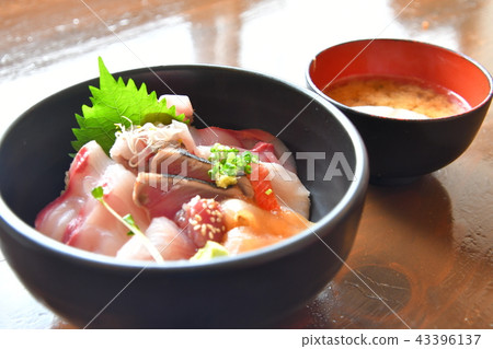 Bowl of rice topped with sashimi Bowl of rice topped with sashimi 43396137